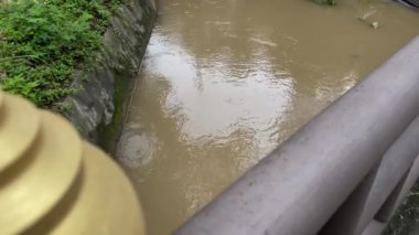 İki beton drenaj kanalından akan fırtına suyu akışı yan yol, stok görüntüleri.