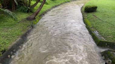 Taşra parkındaki akıntının yanında beton kapılar, stok görüntüleri.