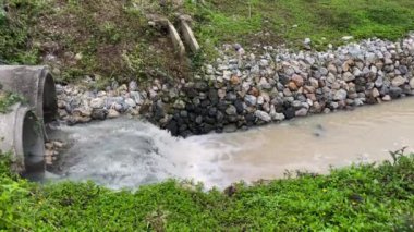 Taşra parkındaki akıntının yanında beton kapılar, stok görüntüleri.