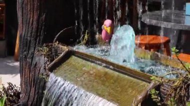 Bahçe dekorasyonu için minimum çeşme, stok görüntüler.