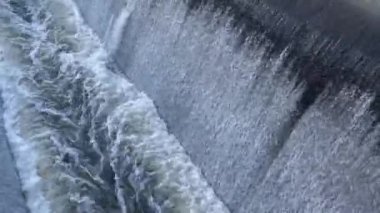 Taşra parkındaki akıntının yanında beton kapılar, stok görüntüleri.