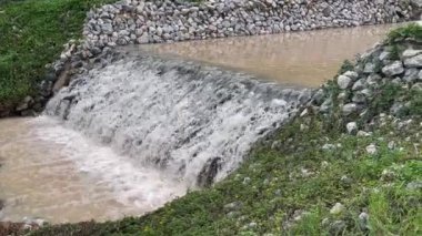 İki beton drenaj kanalından akan fırtına suyu akışı yan yol, stok görüntüleri.