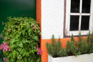 Cafe terasında klasik açık kahve masası, stok fotoğrafı.
