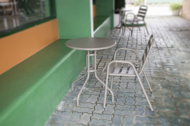 Cafe terasında klasik açık kahve masası, stok fotoğrafı.