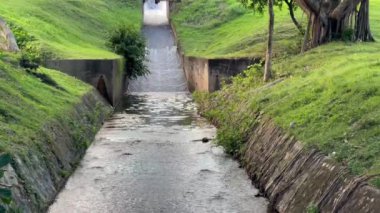 Altında beton banka takviyesi ve su olan kırsal bir yol, stok görüntüleri.
