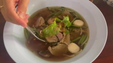 Tayland eriştesi tarzı baharatlı sıcak yemek, stok görüntüleri.