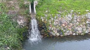Boru taşmış doğal kaynak suyu kanallara, stok görüntülerine