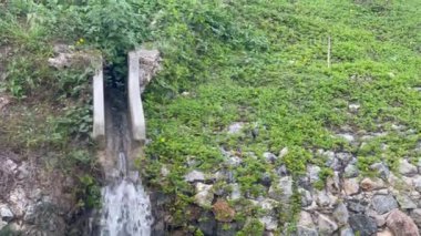 Boru taşmış doğal kaynak suyu kanallara, stok görüntülerine