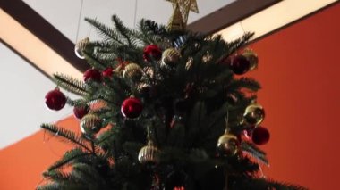 Ev dekore edilmiş Noel konsepti ve stok görüntüleriyle dolu.