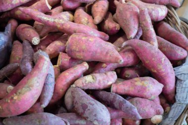 Tayland pazarı taze ürün satıyor, stok fotoğrafı satıyor.