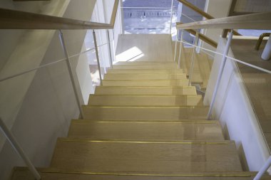 Beyaz ve ahşap konsept deisgn, stok fotoğrafı olan bir kafeterya.