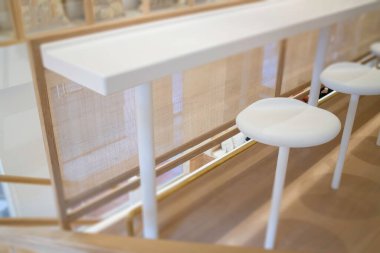 Beyaz ve ahşap konsept deisgn, stok fotoğrafı olan bir kafeterya.