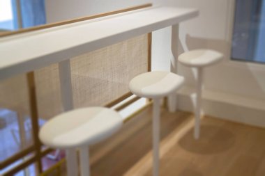 Beyaz ve ahşap konsept deisgn, stok fotoğrafı olan bir kafeterya.