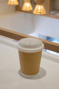 Beyaz ve ahşap konsept deisgn, stok fotoğrafı olan bir kafeterya.