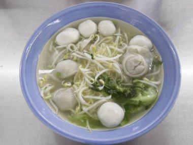 Balık köfteli çorba, Tayland 'ın en ünlü sokak yemeklerinden biri, stok fotoğrafı.