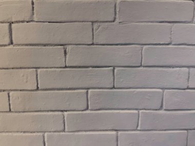 Kafenin içi ahşap mobilyalarla dolu.