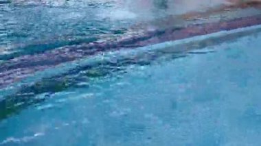 Açık mavi döşemeli zeminde temiz yüzme havuzu suyu, stok görüntüler.