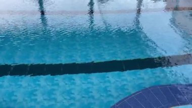 Açık mavi döşemeli zeminde temiz yüzme havuzu suyu, stok görüntüler.