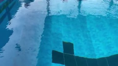 Açık mavi döşemeli zeminde temiz yüzme havuzu suyu, stok görüntüler.
