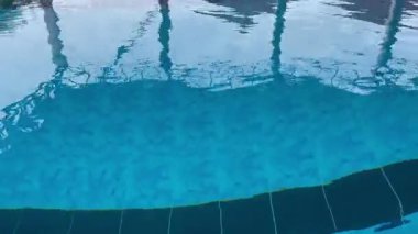 Açık mavi döşemeli zeminde temiz yüzme havuzu suyu, stok görüntüler.
