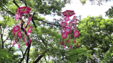 Bir ağaca asılı dekoratif mobil örümcek ağı, stok görüntüler