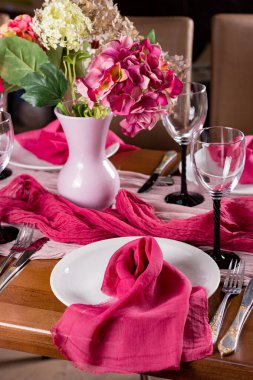 Marsala renginde masa dekorasyonları. Akşam yemeği için düğün masası. Gül kırmızısı tonlarda dizayn et. Yakın plan. Desenli