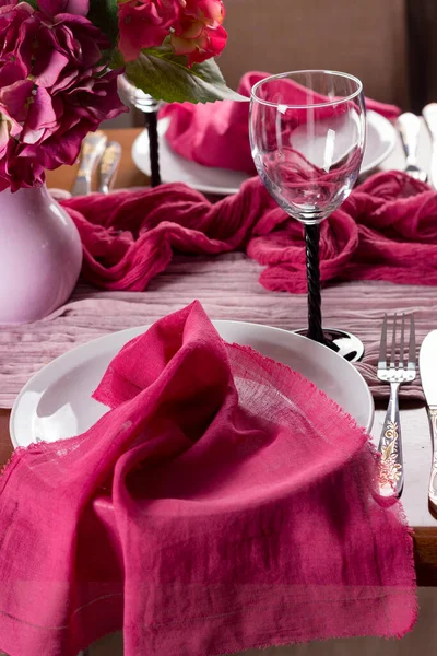Tischdekorationen Marsala Farbe Hochzeitstisch Zum Abendessen Design Rosaroten Tönen Nahaufnahme — Stockfoto