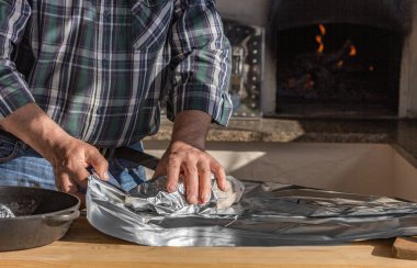 Ekose gömlekli bir adam domuz pişirir. Kuliste geleneksel Avrupa yemekleri fırında pişiyor. Yemek pişirme süreci konsepti. Seksi tarif. Donmuş hareket.