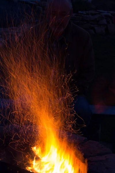 スローモーションで火花 真っ青な空に燃える炎 — ストック写真