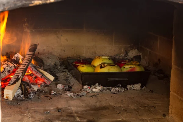 Phphoto Sült Alma Töltött Krémes Méz Sütőben Egy Gyönyörű Tűz — Stock Fotó