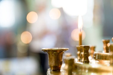 Kilisedeki mumlar. Meditasyon ve sükunet için ruh hali. Yumuşak odaklı, güzel bulanık bokeh. Tasarım için güzel arkaplan