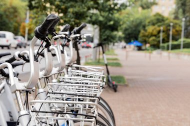 Şehir merkezinde motosikletler var. Alternatif taşıma. Çevreye önem vermek. Mesaj için yer. yatay resim