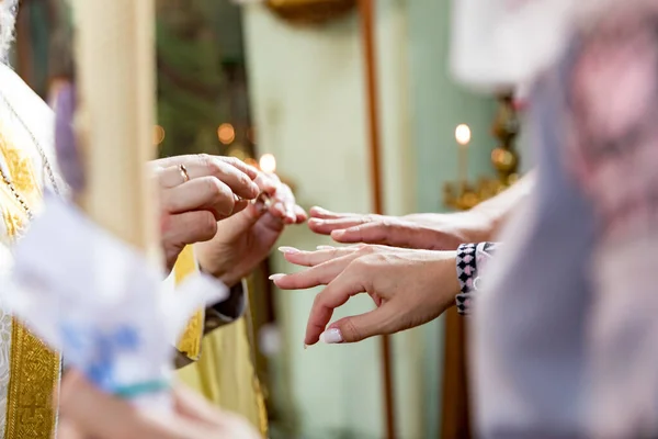 Bröllopsceremoni Kyrkan Prästen Förbereder Sig För Att Sätta Ringarna Bruden — Stockfoto
