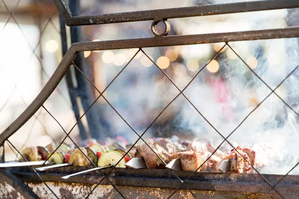 Кебаб Мяса Овощей Шампуре Размытое Изображение Выборочный Фокус Свет Боке — стоковое фото