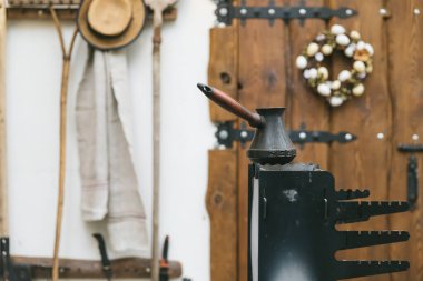 Kırsal bir evin arka planında sıcak kahve olan Jezava. Provence tarzında orijinal mekan. Bir dizi yaşam tarzı fotoğrafı. Yatay fotoğraf