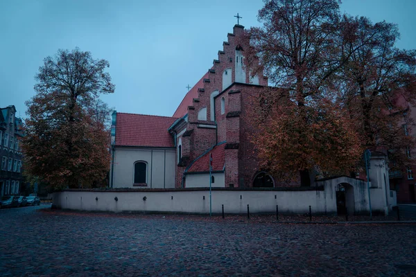 Poznan 'daki tuğla St. Margaritas Kilisesi. Srodka bölgesindeki eski kilise.