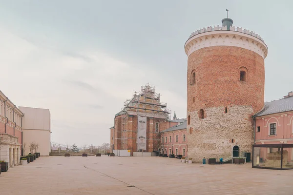 Lublin Kalesi 'nin iç avlusunda. Donjon ve Kutsal Üçlü Şapeli 'nin manzarası.