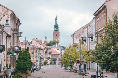 Radom, Polonya 'daki Zeromski Caddesi. Şehir merkezinde yaya sokağı var. Arka planda St. Jacob 'un kilise kulesi var.