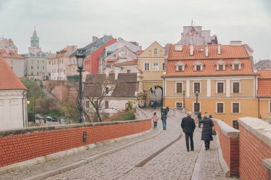 Lublin 'deki Brama Grodzka kapısı. Eski evlerle çevrili Ortaçağ şehir kapısı