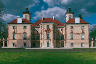 Polonya, Otwock Wielki 'deki Bielinsky Sarayı' nın güney cephesi. Rokola Gölü 'ndeki bir adadaki klasik saray. Soylu bir ailenin evi.