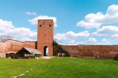 Czersk, Polonya 'da bir kale. Geçit Kulesi 'nin manzarası. Ortaçağ kırmızı tuğla kalesi. Mazovia Düklerinin Konutu