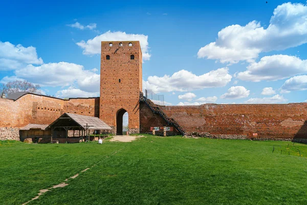 Czersk, Polonya 'da bir kale. Geçit Kulesi 'nin manzarası. Ortaçağ kırmızı tuğla kalesi. Mazovia Düklerinin Konutu