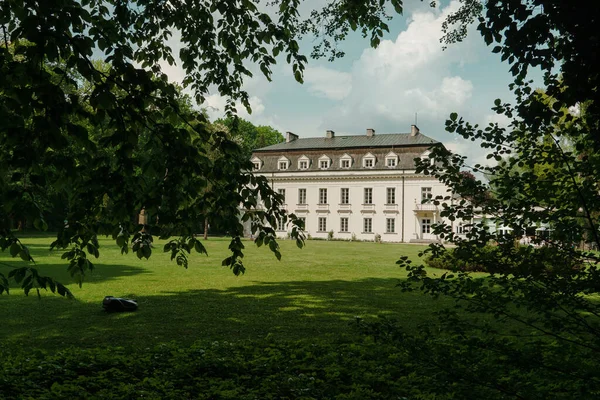 Södra Fasaden Palatset Radziejowice Utsikt Från Parken Gräsmatta Framför Slottet — Stockfoto
