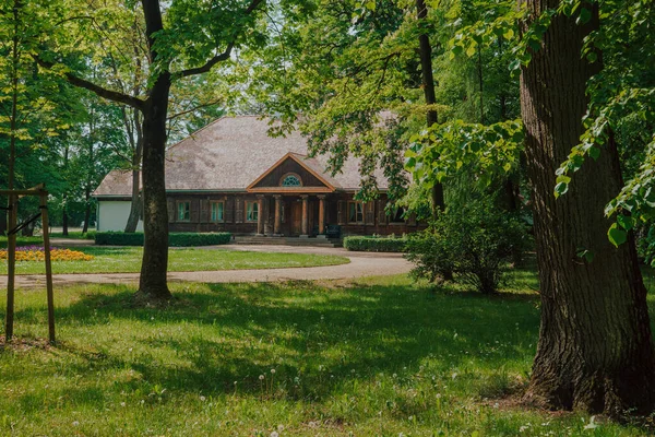 Radziejowice Kalesi Kompleksi 'ndeki Manor House Dwor Modrzewiowy. Mülk yöneticisinin eski evi.