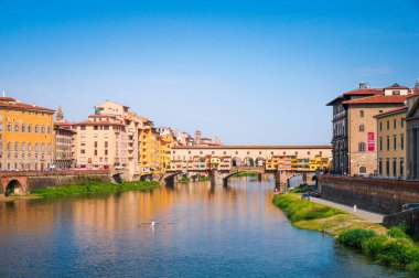 Floransa 'daki Ponte Vecchio köprüsü. Sabahın erken saatlerinde kuzey tarafından görüntü