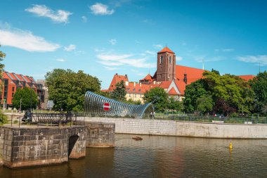 Wroclaw 'daki St. Mary Kilisesi. Wroclaw 'da bir Katolik kilisesi, Silezya' da, Oder Nehri 'nde küçük bir adada, şehrin kalbinde. 12. yüzyılda kurulan kilise, ülkenin en eski Gotik kiliselerinden biridir..