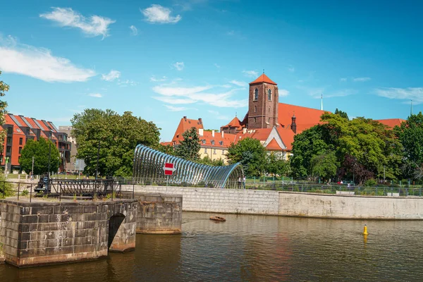Wroclaw 'daki St. Mary Kilisesi. Wroclaw 'da bir Katolik kilisesi, Silezya' da, Oder Nehri 'nde küçük bir adada, şehrin kalbinde. 12. yüzyılda kurulan kilise, ülkenin en eski Gotik kiliselerinden biridir..