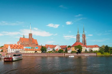 Wroclaw 'daki Tumski Adası Panoraması. Kutsal Haç Koleji Kilisesi ve St. Bartholomew Kilisesi ve Vaftizci Yahya Katedrali. Oder Nehri ön planda..