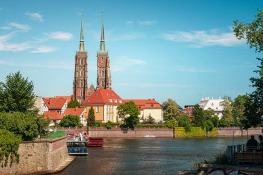 Wroclaw 'daki Aziz John Katedrali. Ostrow Tumski bölgesinde yer alan katedral, Neo-Gotik ilaveleri olan Gotik bir kilise.