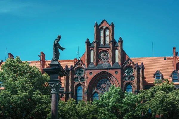 Katolsk Nygotisk Byggnad Wroclaw Skulptur Jesus Kristus Tiara Pelare Framför — Stockfoto
